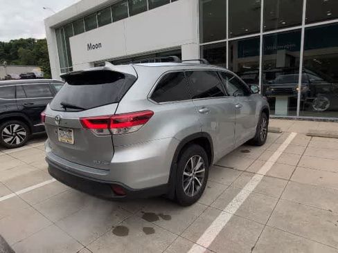 Used 2017 Toyota Highlander XLE w/ Carpet Mat Package AWD/4WD image 5