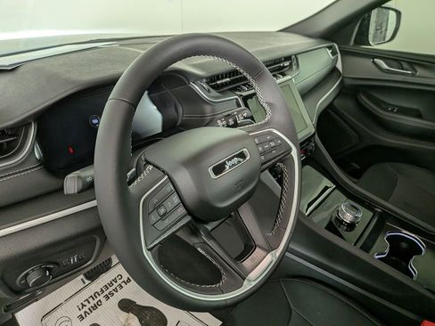 Certified 2025 Jeep Grand Cherokee Laredo X image 20