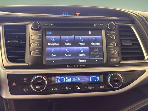 Used 2019 Toyota Highlander XLE AWD/4WD image 29