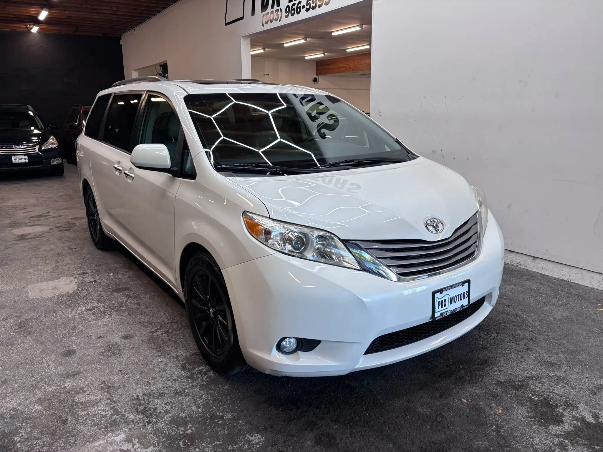 Used 2015 Toyota Sienna XLE w/ XLE Navigation Package FWD image 2