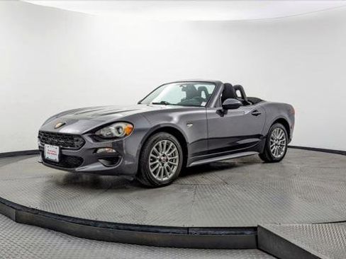 Used 2018 FIAT 124 Spider Classica image 2