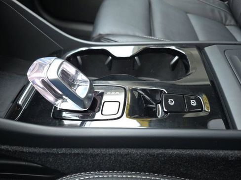 Certified 2024 Volvo XC40 B5 Plus w/ Climate Package image 35