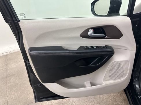 Used 2017 Chrysler Pacifica Touring-L Plus FWD image 31