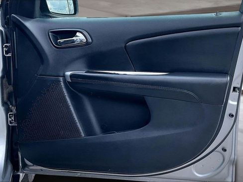 Used 2019 Dodge Journey SE image 25