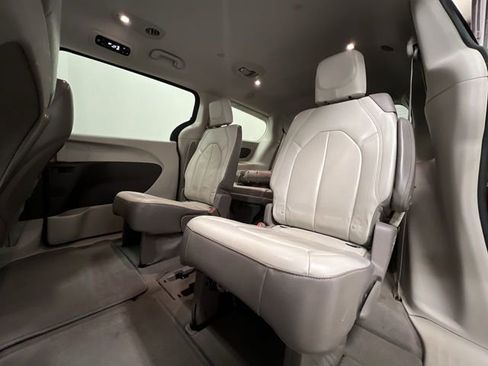 Used 2017 Chrysler Pacifica Touring-L w/ Tire & Wheel Group image 24