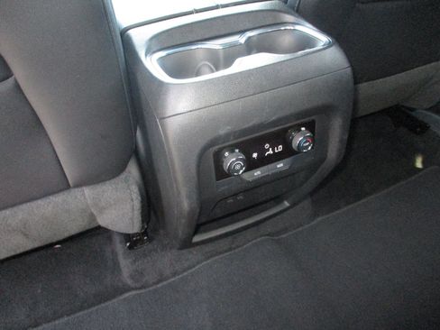 Used 2025 Chevrolet Traverse LT image 12