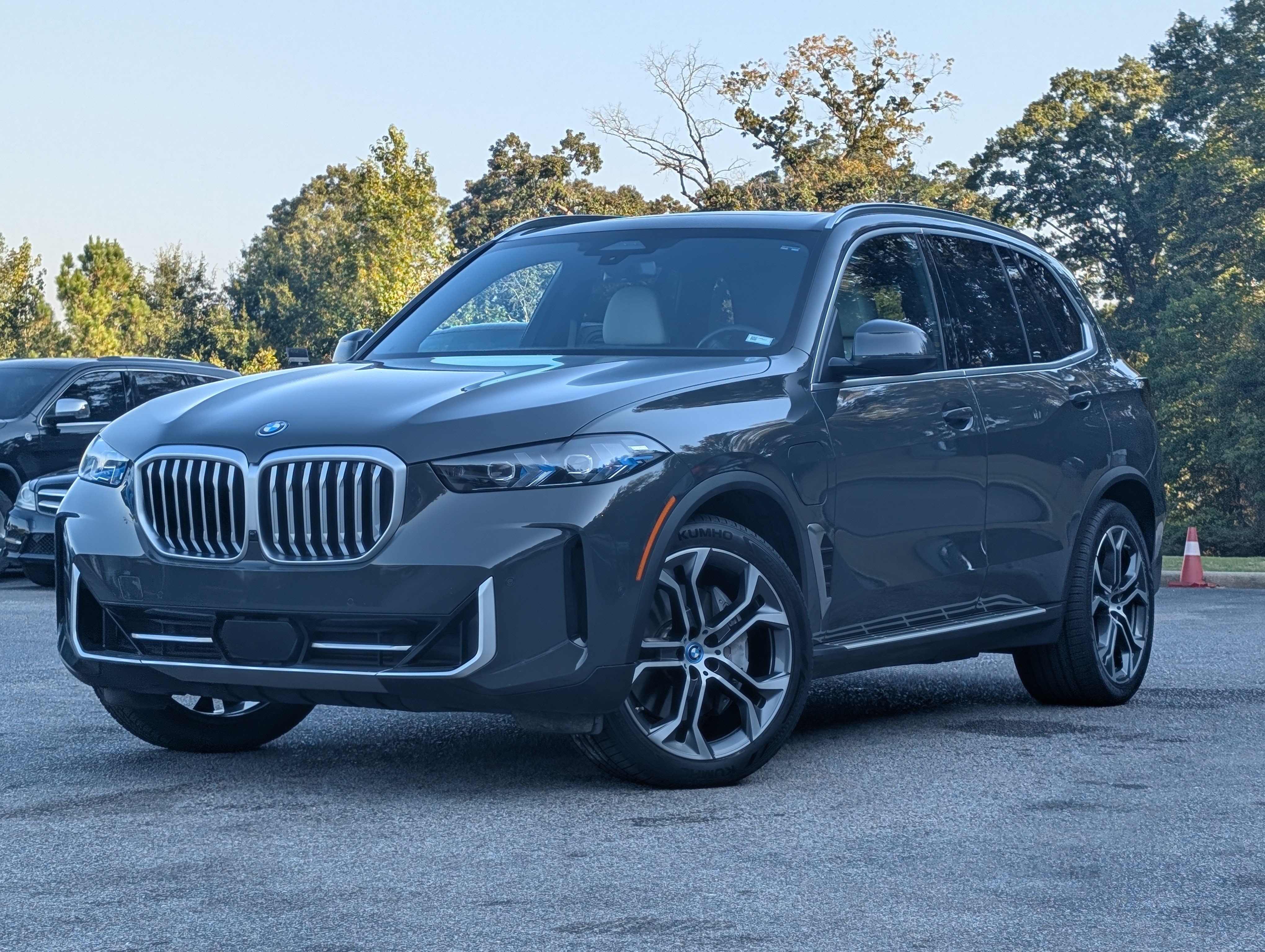 Used 2025 BMW X5 xDrive50e w/ Premium Package AWD/4WD image 4