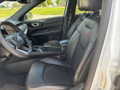 Used 2025 Jeep Compass Trailhawk image 24