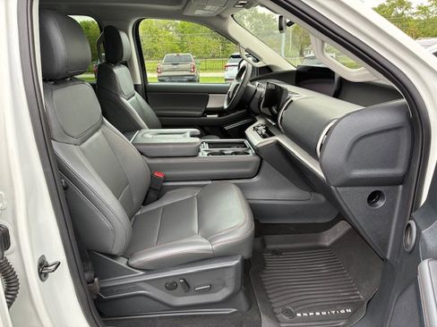Used 2025 Ford Expedition Active AWD/4WD image 12