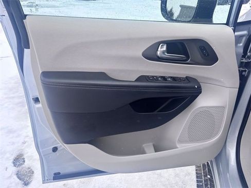Used 2023 Chrysler Pacifica Touring-L image 12