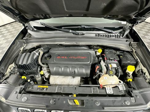 Used 2017 Jeep Renegade Latitude w/ Safety & Security Group (ALP) AWD/4WD image 30