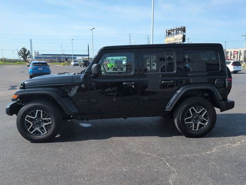 Used 2025 Jeep Wrangler Unlimited Sahara AWD/4WD image 4