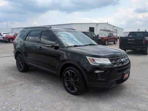 Used 2019 Ford Explorer XLT w/ Equipment Group 202A AWD/4WD image 3