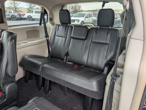 Used 2014 Chrysler Town & Country Touring image 8