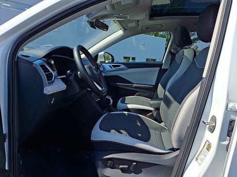 Certified 2025 Volkswagen Taos SE w/ Panoramic Sunroof Package FWD image 13