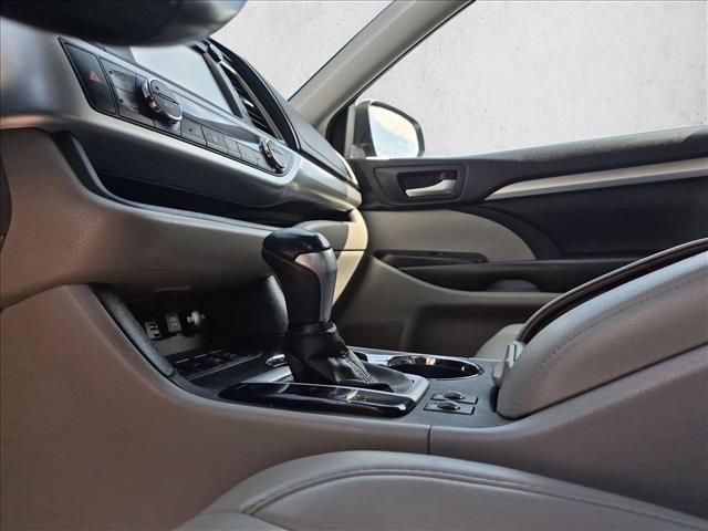 Used 2019 Toyota Highlander XLE AWD/4WD image 12