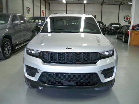 Used 2023 Jeep Grand Cherokee Altitude image 2