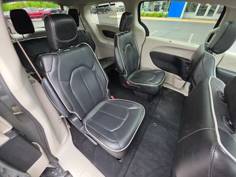 Used 2023 Chrysler Pacifica Limited FWD image 16