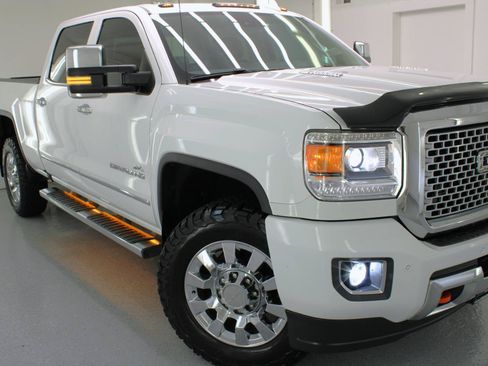 Used 2016 GMC Sierra 2500 Denali w/ Duramax Plus Package AWD/4WD image 14