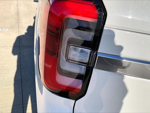 Used 2024 Ford Expedition Platinum image 29