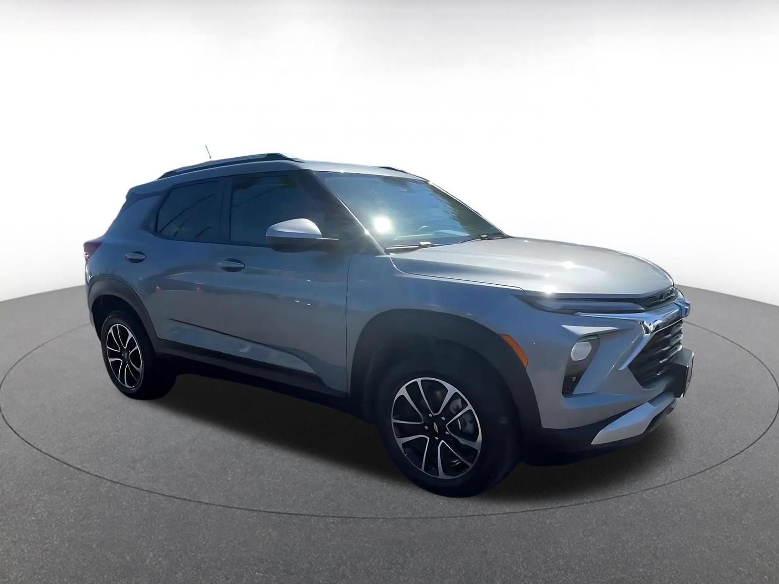 Used 2025 Chevrolet TrailBlazer LT FWD image 2