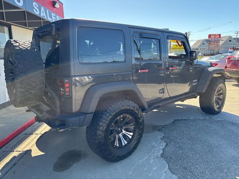 Used 2017 Jeep Wrangler Unlimited Sport w/ Quick Order Package 24S AWD/4WD image 3