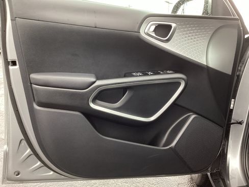 Used 2025 Kia Soul LX w/ LX Technology Package FWD image 28