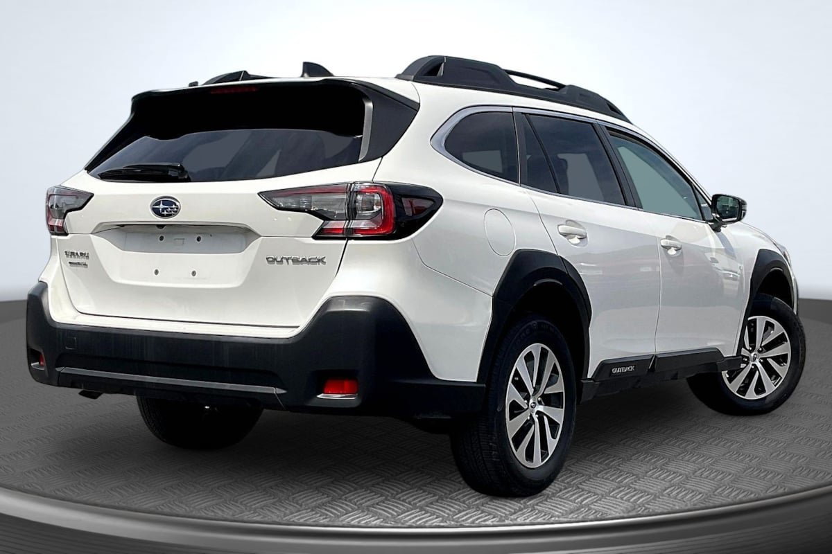 Used 2024 Subaru Outback Premium AWD/4WD image 13