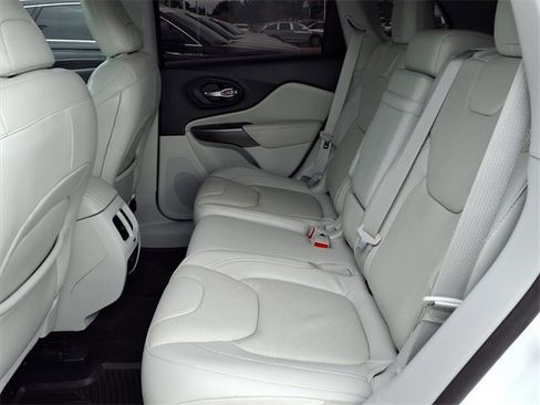 Used 2019 Jeep Cherokee Limited w/ Luxury Group image 7