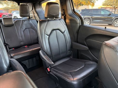 Used 2025 Chrysler Pacifica Select image 39