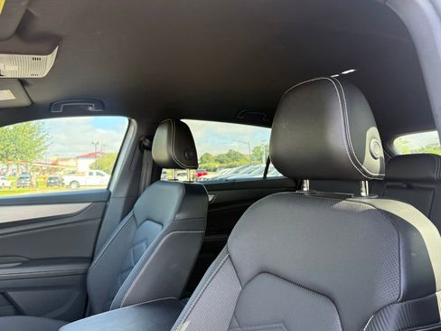 Used 2024 Volkswagen Atlas Cross Sport SE AWD/4WD image 9