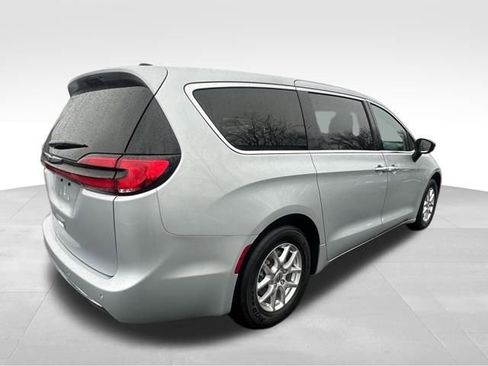 Used 2024 Chrysler Pacifica Touring-L image 7