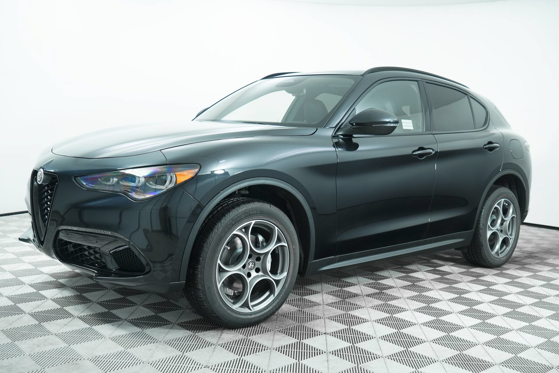Used 2025 Alfa Romeo Stelvio Sprint AWD/4WD image 3