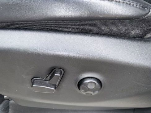 Used 2023 Chrysler Pacifica Touring-L image 9