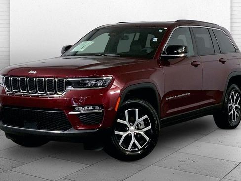 Used 2025 Jeep Grand Cherokee Limited AWD/4WD image 12