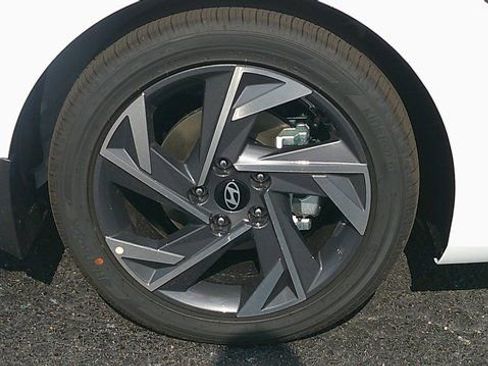 New 2026 Hyundai Elantra Limited image 24