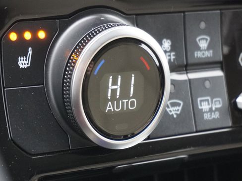 Used 2023 Toyota Highlander XLE image 27