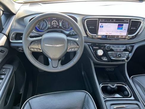 Used 2025 Chrysler Pacifica Limited FWD image 12
