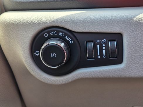 Used 2023 Chrysler Pacifica Touring-L FWD image 24