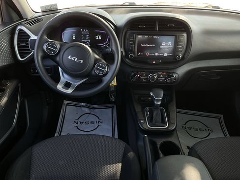 Used 2025 Kia Soul LX w/ LX Technology Package FWD image 10