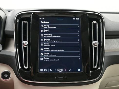 Used 2023 Volvo XC40 B5 Plus image 15
