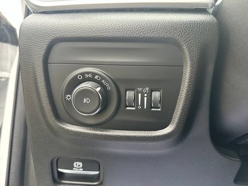 Used 2023 Jeep Grand Cherokee Limited AWD/4WD image 17