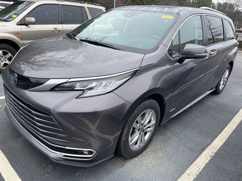 Used 2021 Toyota Sienna Limited image 1