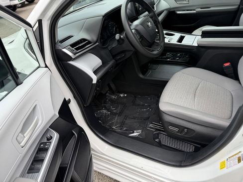 Used 2025 Toyota Sienna LE FWD image 9