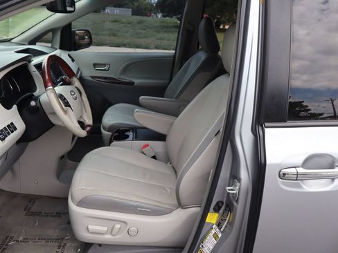 Used 2013 Toyota Sienna Limited w/ Premium Pkg AWD/4WD image 19
