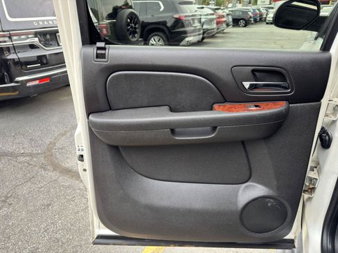 Used 2011 Chevrolet Avalanche LTZ AWD/4WD image 25