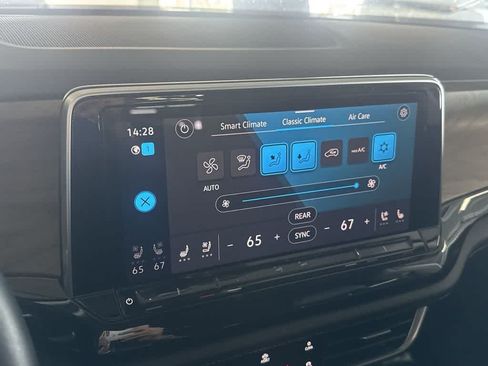 Used 2025 Volkswagen Atlas SE FWD image 19