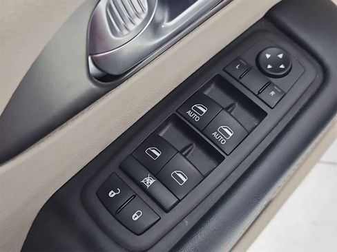 Used 2024 Chrysler Pacifica Touring-L image 17