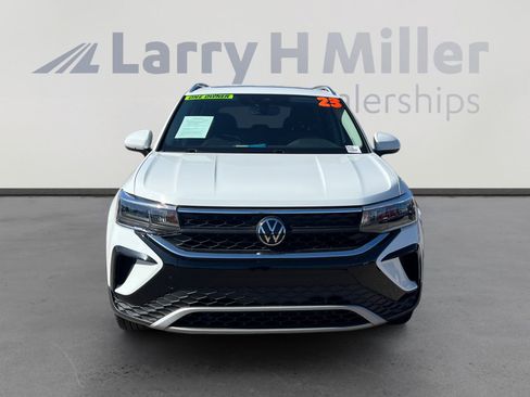 Used 2023 Volkswagen Taos SE w/ Panoramic Sunroof Package FWD image 8