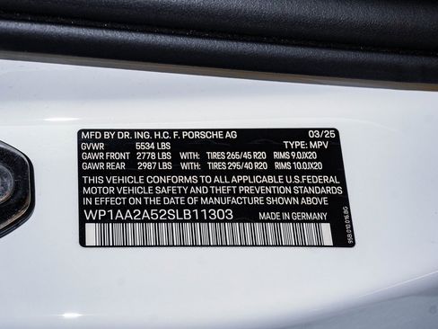 Certified 2025 Porsche Macan image 28